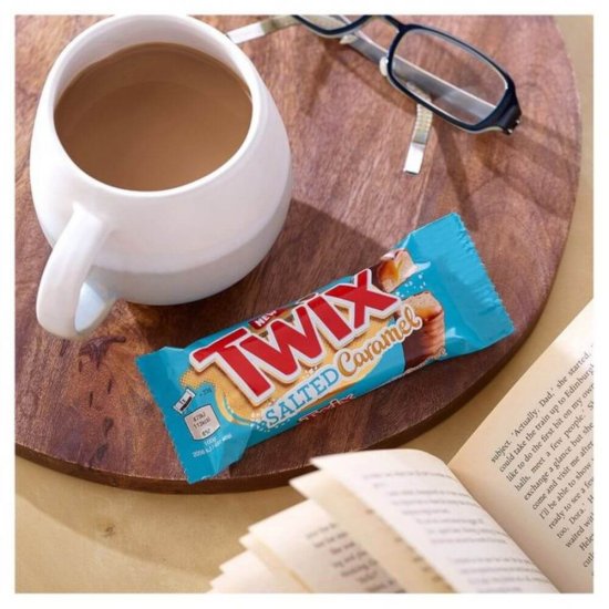 Baton Twix cu Caramel Sarat, 46g, Twix Salted Caramel, Baton de Ciocolata cu Caramel Sarat, Baton de Ciocolata cu Biscuite, Biscuit si Caramel Invelit in Ciocolata, Baton Caramel Sarat, Baton de Ciocolata cu Lapte, Twix Caramel Sarat, Baton Twix Sarat