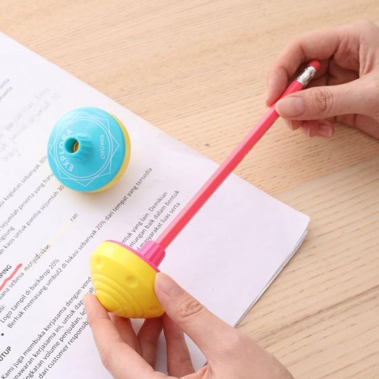 Ascutitoare Titirez Deli, Galben/Albastru, cu Container, Titirez Ascutitoare Deli, Ascutitori Titirez, Titireze Ascutitori, Titirezi Ascutitori, Ascutitoare Colorata, Ascutitoare Interactiva, Ascutitori Deli, Ascutitoare Simpla