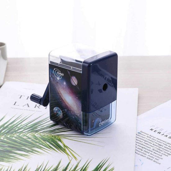 Ascutitoare Fixa Deli Orbit, Model Galaxie, Ascutitoare Creion, Ascutitoare Creioane, Ascutitoare de Creioane, Ascutitoare pentru Creioane, Ascutitori Fixe, Ascutitori cu Manivela, Ascutitori Manuale, Ascutitori Creioane, Ascutitori Copii