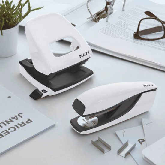 Capsator Leitz 5502, 30 Coli, Capse 24/6, Alb Perlat, Capsator Modern, Capsator de Birou, Capsator pentru Birou, Capsator Alb Leitz, Capsator cu Capse nr 24/6, Capsator pentru 30 de Coli, Capsator Capacitate Capsare 30 Coli, Capsatoare Leitz