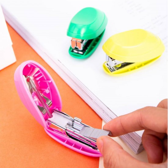 Capsator pentru Hartie Deli E0220, Verde Deschis, Capse 24/6 si 26/6, Capacitate Capsare 15 Coli, Capsator De Hartie, Capsator Hartie, Capsator Hartie Deli, Capsator Acte, Capsator Birou, Capsator Capse, Capsator Capse Hartie 