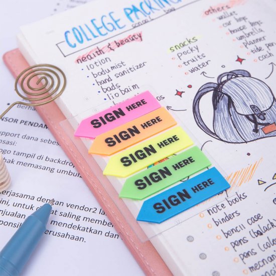 Index Adeziv Plastic, Deli Stick Up, Model “Semneaza Aici”, 44x12 mm, 5 Culori, Indecsi Adezivi in 5 Culori, Indecsi Adezivi in 5 Culori cu Model, Index Plastic cu Adeziv, Evidentiatoare pentru Carti si Caiete, Sticky Note