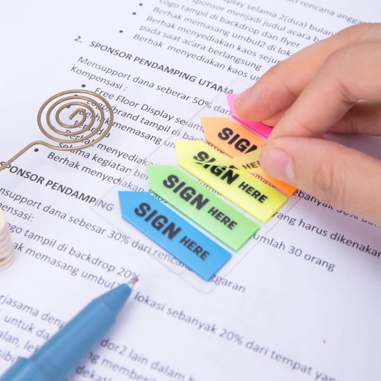 Index Adeziv Plastic, Deli Stick Up, Model “Semneaza Aici”, 44x12 mm, 5 Culori, Indecsi Adezivi in 5 Culori, Indecsi Adezivi in 5 Culori cu Model, Index Plastic cu Adeziv, Evidentiatoare pentru Carti si Caiete, Sticky Note