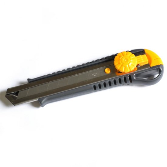 Cutter Mare cu Sina Deli, Galben, Cutter, Cutter Deli, Cutter Mare, Cutter Mare Galben, Cutter Mare Deli, Cutter cu Sina, Cutter Mare cu Sina, Cutter Profesional, Cutter de Birou, Cutter pentru Hartie, Cutter pentru Carton, Cutter pentru Materiale
