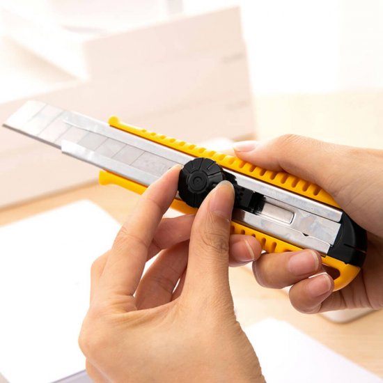 Cutter Mare cu Sina Deli, Galben, Cutter, Cutter Deli, Cutter Mare, Cutter Mare Galben, Cutter Mare Deli, Cutter cu Sina, Cutter Mare cu Sina, Cutter Profesional, Cutter de Birou, Cutter pentru Hartie, Cutter pentru Carton, Cutter pentru Materiale