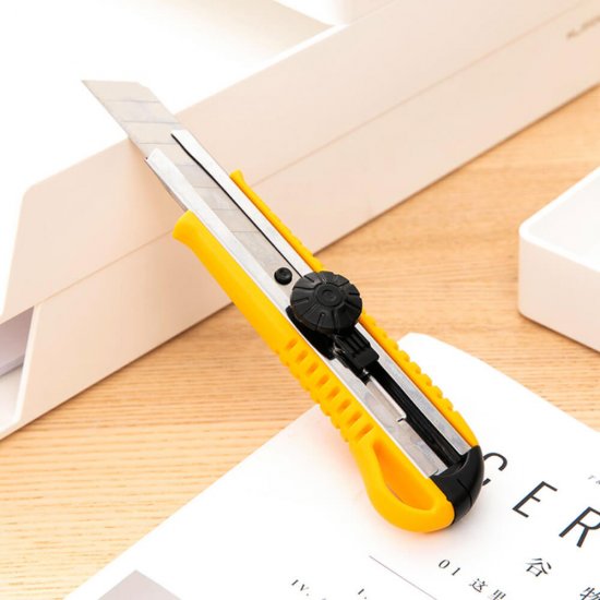Cutter Mare cu Sina Deli, Galben, Cutter, Cutter Deli, Cutter Mare, Cutter Mare Galben, Cutter Mare Deli, Cutter cu Sina, Cutter Mare cu Sina, Cutter Profesional, Cutter de Birou, Cutter pentru Hartie, Cutter pentru Carton, Cutter pentru Materiale