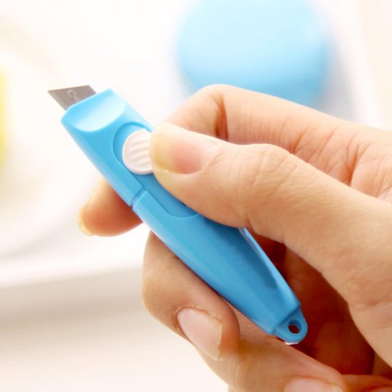 Cutter Mic Portabil cu Sina Deli Mini, Albastru, Cutter Portabil Colorat, Mini Cutter pentru Breloc, Cutter cu Sina Mic, Deli Cutter Colorat