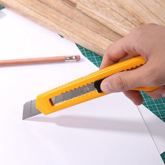 Cutter cu Blocare DELI Essential, Lama de Otel, Galben, 0.4x9x80 mm, 1 Buc, Cutter pentru Hartie, Cutter pentru Carton, Cutter pentru Materiale, Cutter cu Comutator de Blocare, Cutter cu Lama de Otel, Cutter Maner Plastic, Cutter Lama 80mm