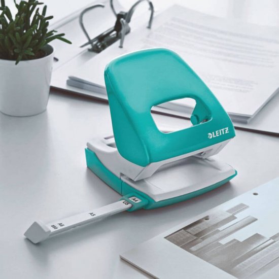 Perforator Leitz 5008, 30 Coli, Turcoaz Metalizat, din Metal si Plastic, Perforator 30 Coli, Perforator 30 Foi, Perforator Modern, Perforatoare Leitz, Perforatoare 5008 Leitz, Perforatoare 30 Coli, Perforatoare 30 Foi, Perforatoare Moderne