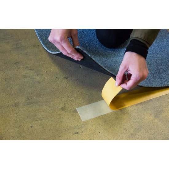 Banda Dublu Adeziva BISON Carpet Tape, 50mm x 10m, pentru Mocheta si Covoare, Banda Dublu Adeziva pentru Fixarea Mochetei si Covoarelor, Banda Adeziva pe Ambele Fete, Banda pentru Lipirea Mochetei si Covorului, Banda Lipire Covor si Mocheta
