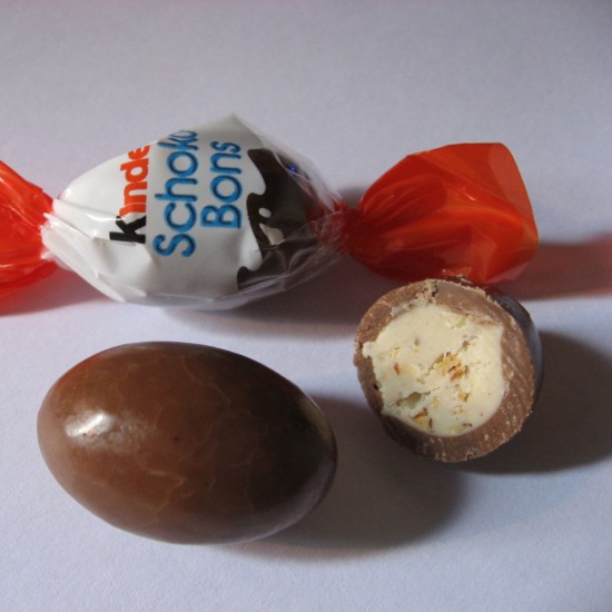 Bomboane de Ciocolata Kinder Schokobons cu Lapte si Bucati de Alune, 200 g