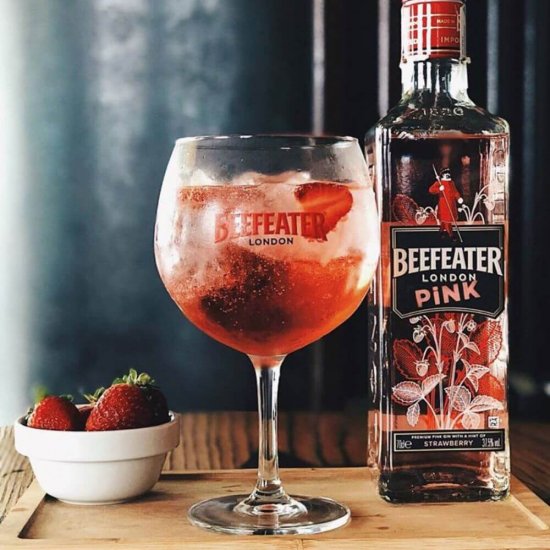 Gin Beefeater Pink, 0.7 L, 37.5% Alcool, Aroma de Capsuni, Gin de Capsuni, Gin Aroma de Capsuni, Gin Beefeater cu Capsuni, Gin cu Capsuni Beefeater, Gin cu Gust de Capsuni, Gin Beefeater cu Gust de Capsuni, Bautura Alcoolica cu Capsuni