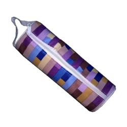 Penar Cilindric Multicolor cu 1 Fermoar si Maner, Dimensiune 20.5x6 cm - Rechizite Scolare Penar Cilindric Multicolor cu 1 Fermoar si Maner, Dimensiune 20.5x6 cm - Rechizite Scolare
