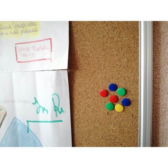 Panou de Pluta Nobo, Rama de Aluminiu, Suruburi pentru Colturi, 180x90 cm, Panou Pluta, Panouri Pluta, Panou din Pluta, Panouri din Pluta, Afisier Pluta, Afisier de Pluta, Panou Afisare Pluta, Tabla de Pluta, Tabla Pluta, Afisier din Pluta