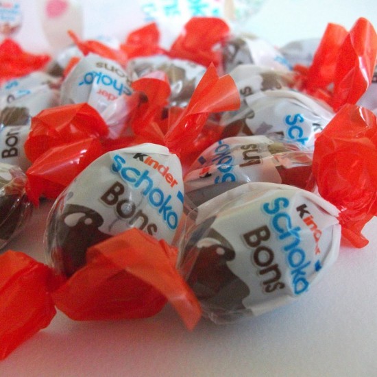 Bomboane de Ciocolata Kinder Schokobons cu Lapte si Bucati de Alune, 125 g