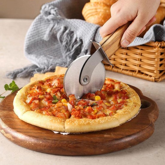 Cutit Pentru Pizza 1 Rola Cu Maner Din Lemn Si Agatatoare, Dimensiune 19x6,5 Cm